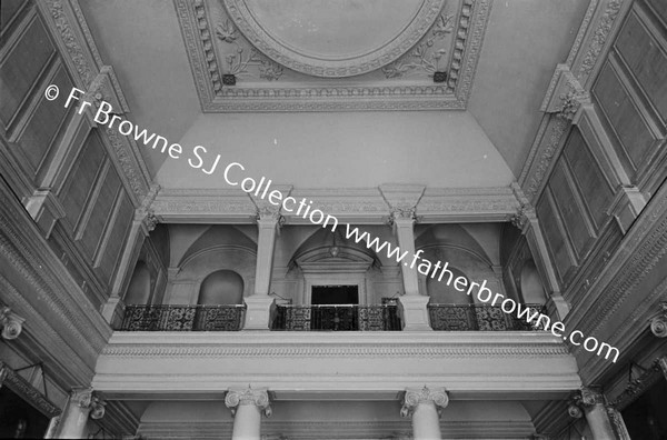 CASTLETOWN HOUSE  ENTRANCE HALL SHOWING GALLERY AND CEILING